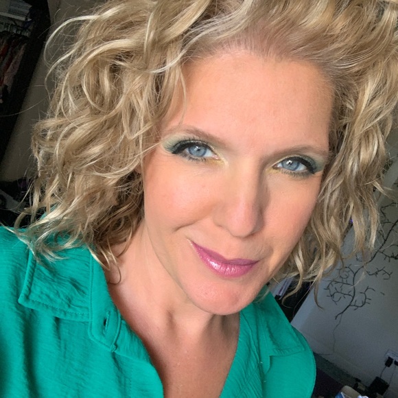 Meet your Posher, Stephanie - Picture 2 of 6